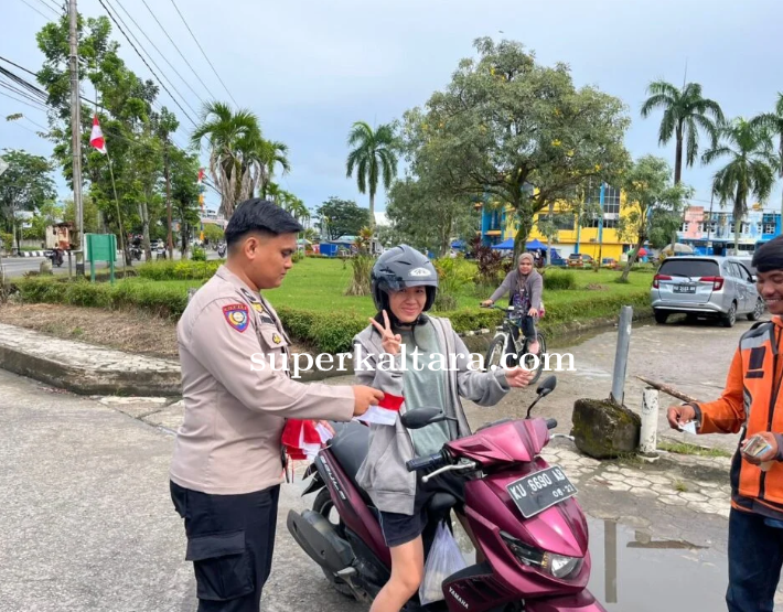 polresta_bulungan_bagikan_bendera.png